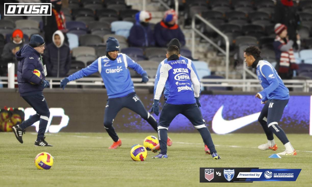 Algunos jugadores se cubrieron bien para el frío en el calentamiento.