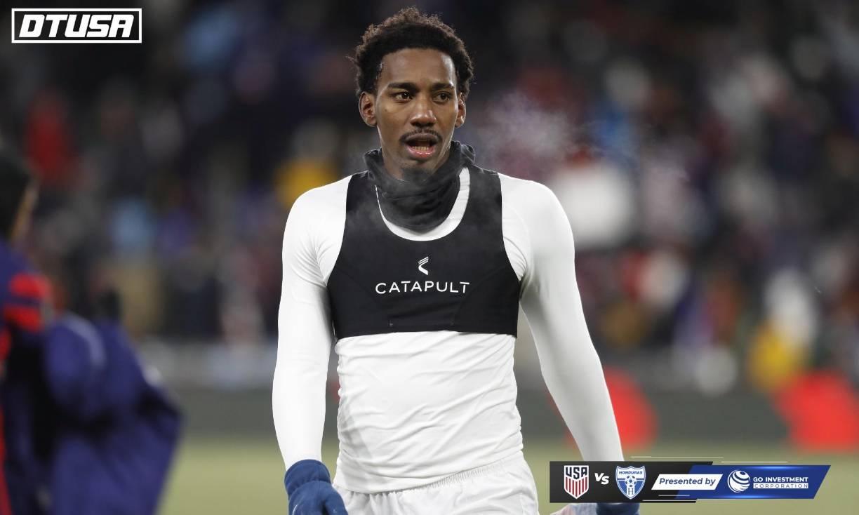 Bryan Róchez, pese al frío, intercambió camiseta al final del partido.