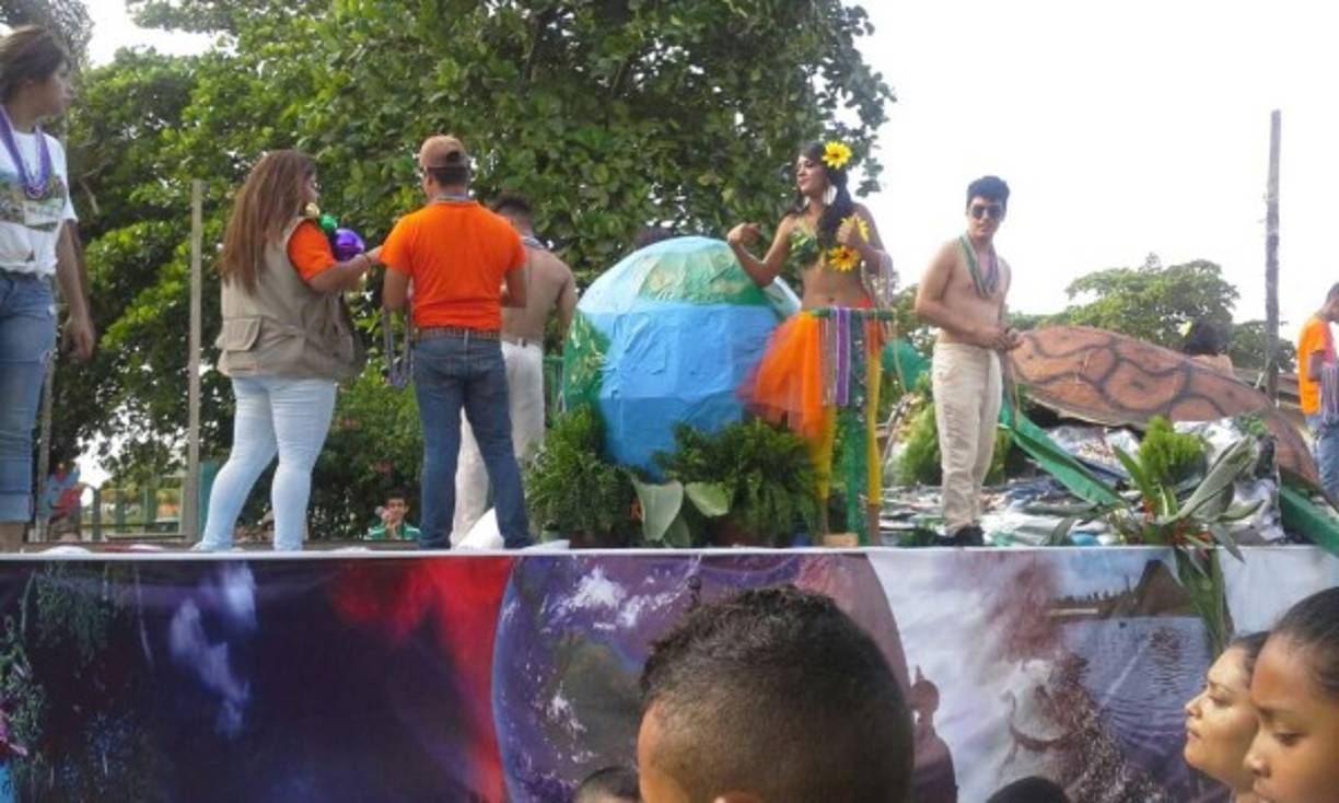 Con mucho color se ameniza el desfile de carrozas de La Ceiba.