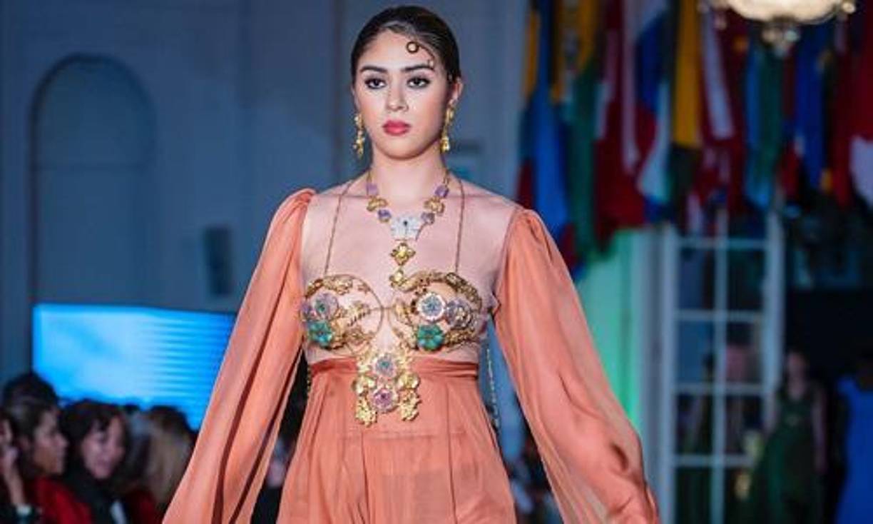 La diseñadora de joyas hondureña tuvo la oportunidad de presentar su colección en colaboración con la diseñadora de modas Giannina Azar. Entre las piezas elaboradas por Sánchez destacaban los bustier.