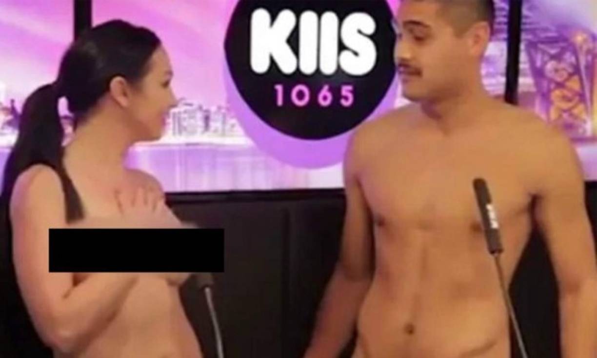 La actriz de cine para adultos Yasmin Scott y el bombero Azan Turoa participaron de una dinámica radial llamada 'Cita al desnudo'.