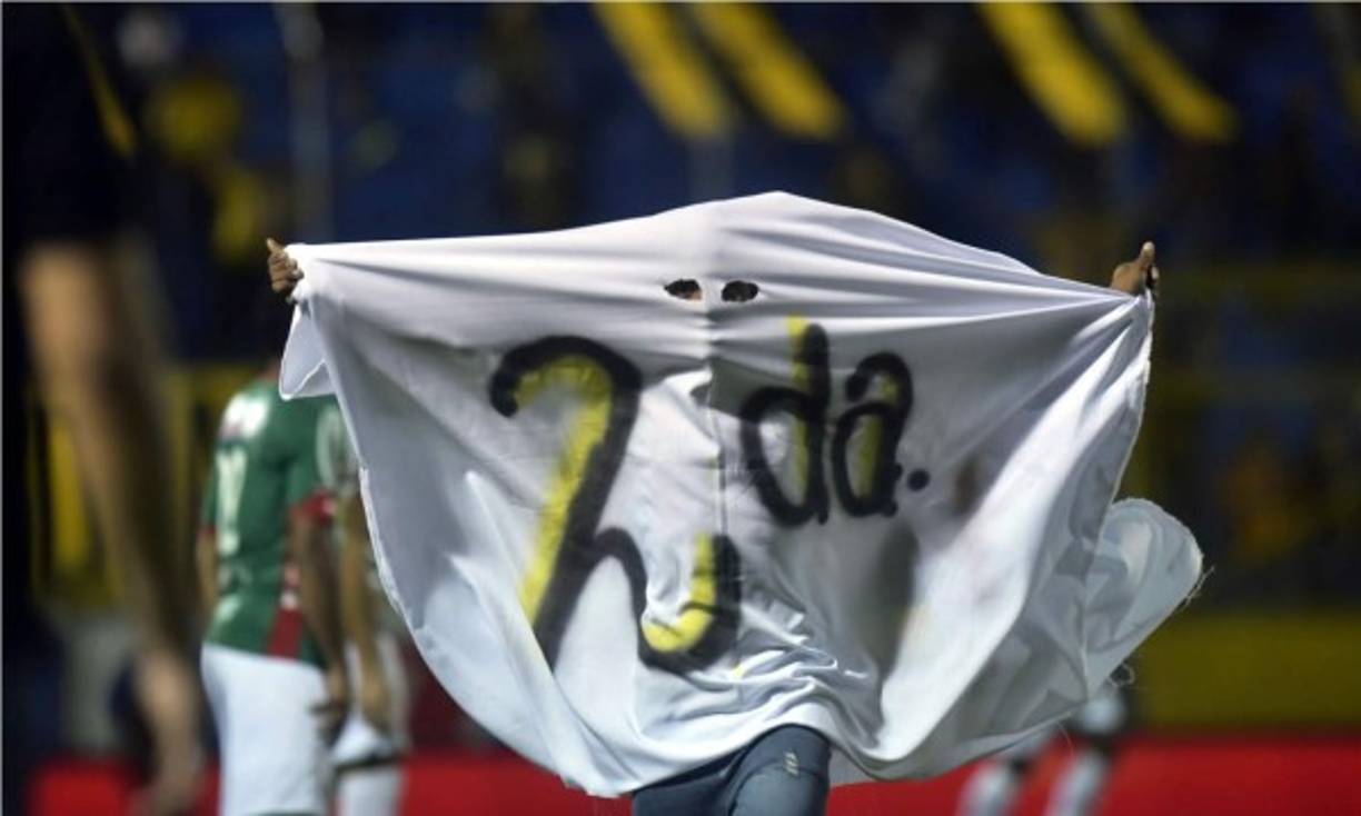 Así fue el disfraz con el que apareció el aficionado del Mrathón para burlarse del Real España. Foto Melvin Cubas