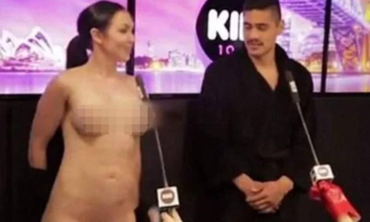 La actriz dejó a todos con la boca abierta al momento de quitarse la bata.