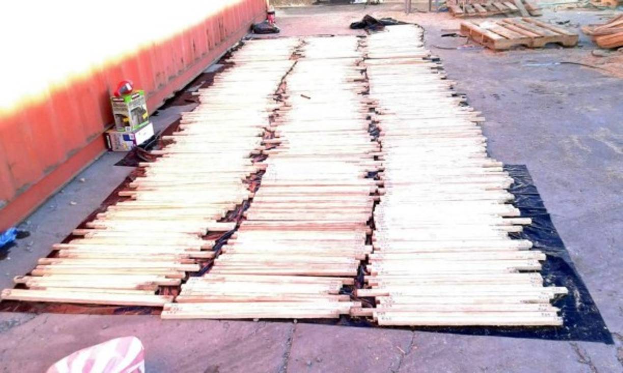 La policía informo que según el personal técnico de Medicina Forense en cada contenedor viene un aproximado de 85 kilos de la pasta.