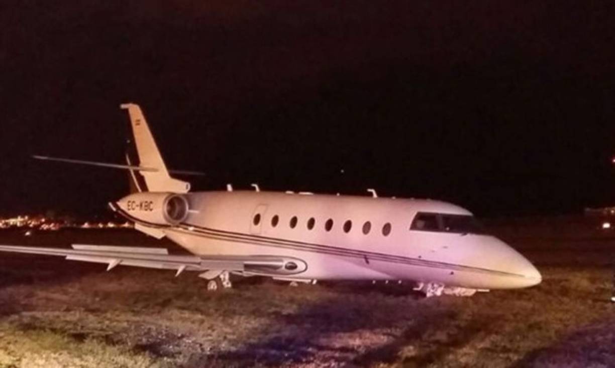 El avión de Cristiano Ronaldo se salió de la pista cuando tocó suelo, pero la pericia del piloto permitió que pudiera detenerse sin causar daños a terceros.