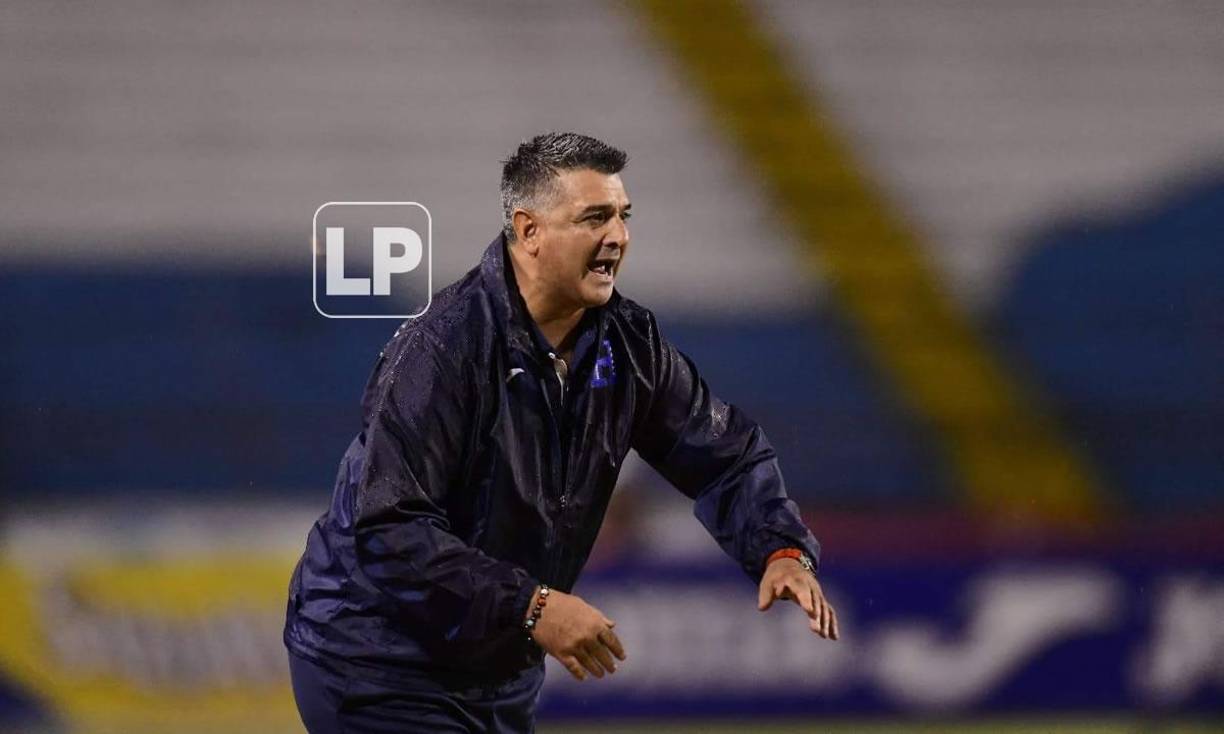 Diego Vázquez dando indicaciones durante el partido contra Canadá.