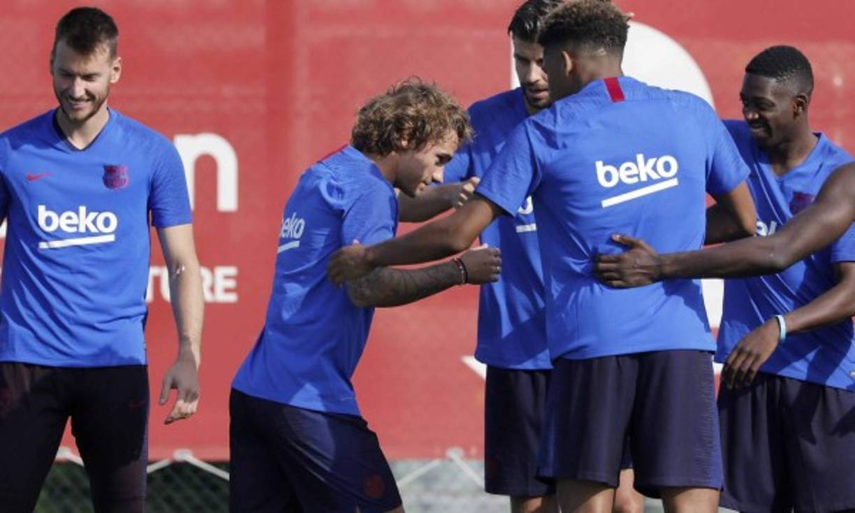 El delantero francés Antoine Griezmann se ejercitó este lunes junto a sus nuevos compañeros en el primer entrenamiento de pretemporada del FC Barcelona, tras su fichaje por el club azulgrana. Fotos AFP, EFE y FC Barcelona.
