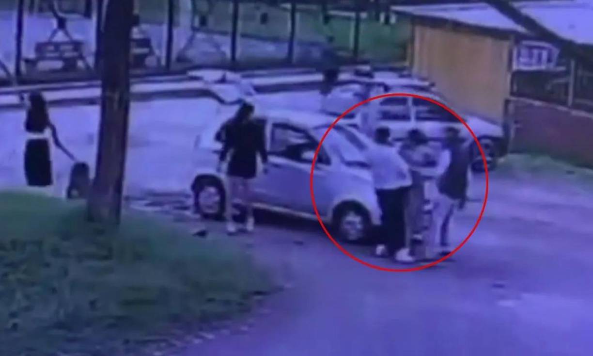 El crimen fue cometido a las 11:30 hora local (16:30 GMT) y los tres heridos fueron trasladados a un centro médico donde son atendidos, detalló el comandante de la Policía de Bogotá, general José Daniel Gualdrón.