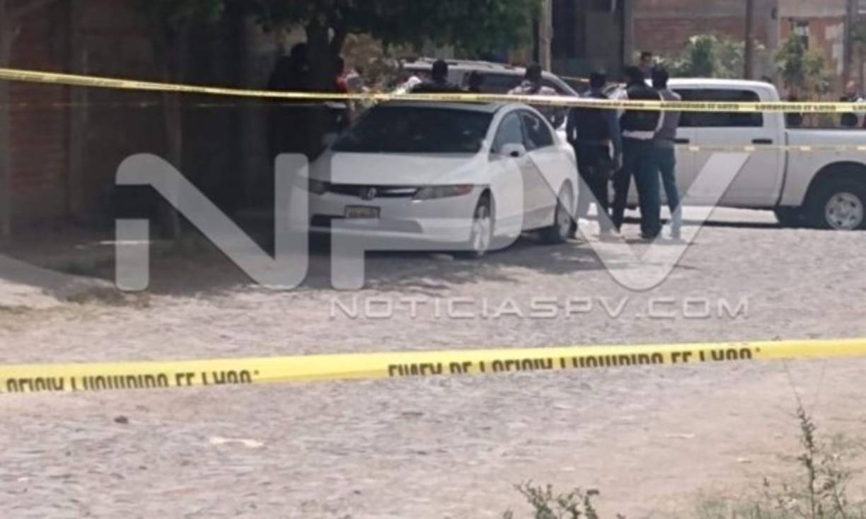 Una mujer que pidió guardar el anonimato por temor a represalias, aseguró entre lágrimas que el hombre que murió en la calle era su hermano. 'Le dieron en su corazón, pero él no tenía nada que ver. Yo llegué y ya estaba muerto', indicó al precisar que era albañil.