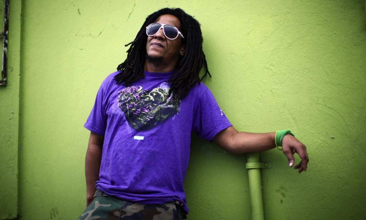 4: Tego Claderón. Tegui Calderón Rosario es considerado uno de los pilares del reguetón, por sus letras sociales, esencias afro-caribeñas y sus clásicos en la década de los 2000.