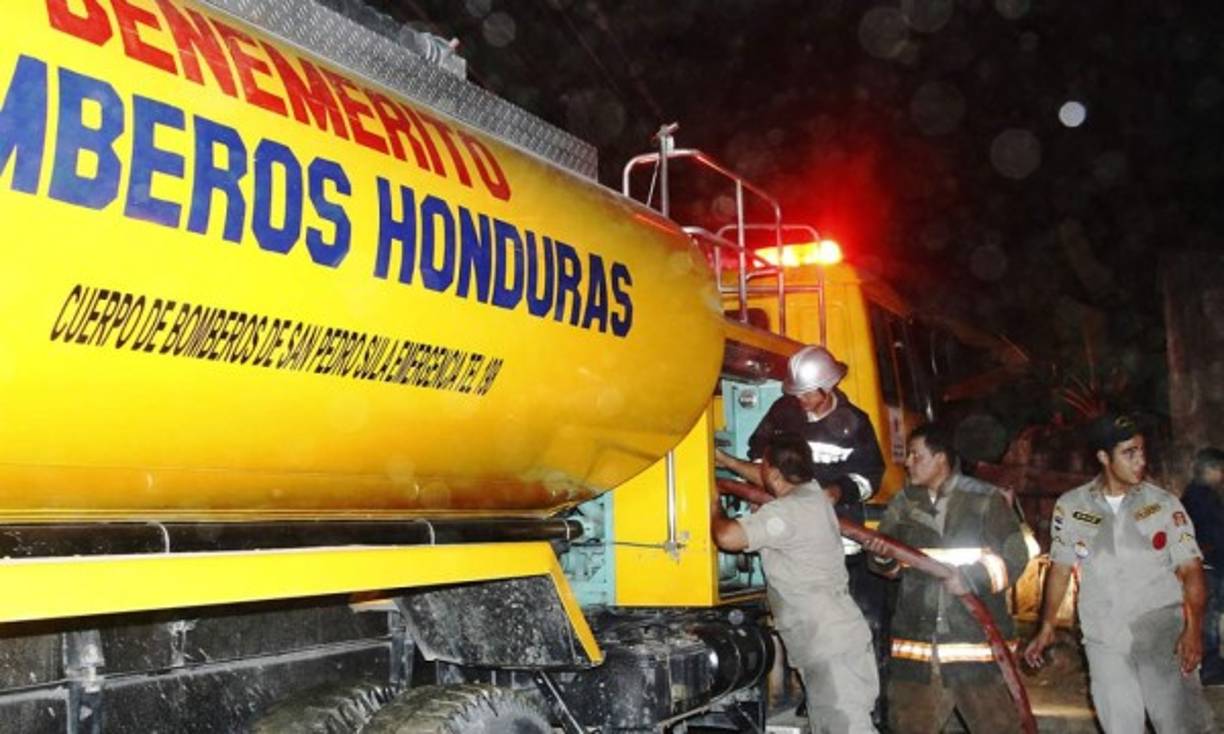 Los bomberos controlaron las llamas a eso de las 3:00 de la madrugada.<br/><br/>