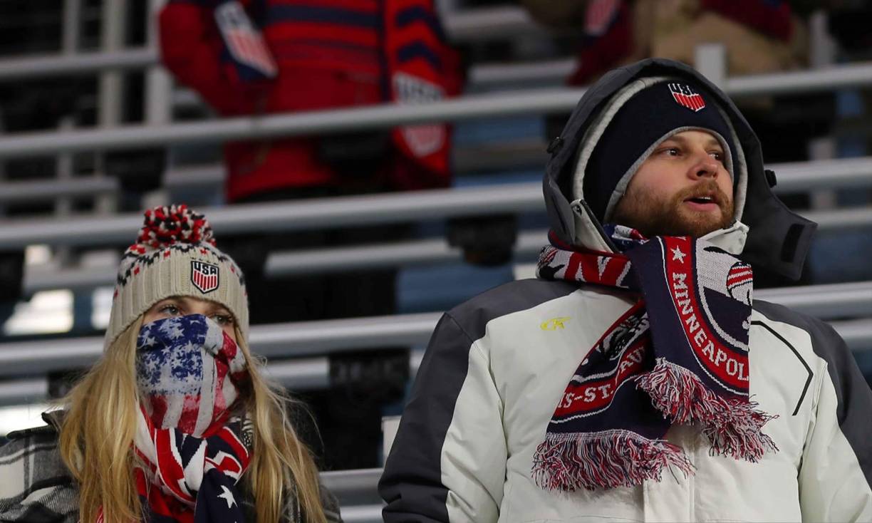 Otros aficionados de Estados Unidos estaban bien protegidos para el frío.