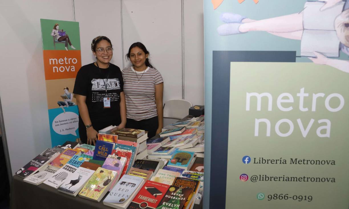 Tiffany García y Lorena Rivera de la Librería Metronova