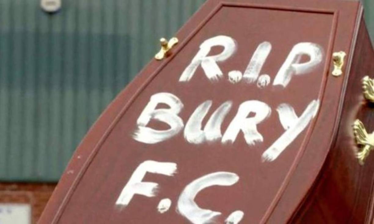 Aficionados del club han salido a las calles y se han despedido del Bury FC.