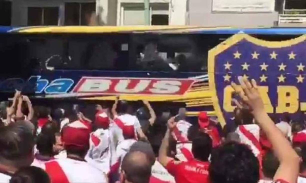 Los aficionados de River Plate rompieron los cristales del autobús y lanzaron gas pimienta que provocó consecuencias entre los jugadores ‘xeneizes’.