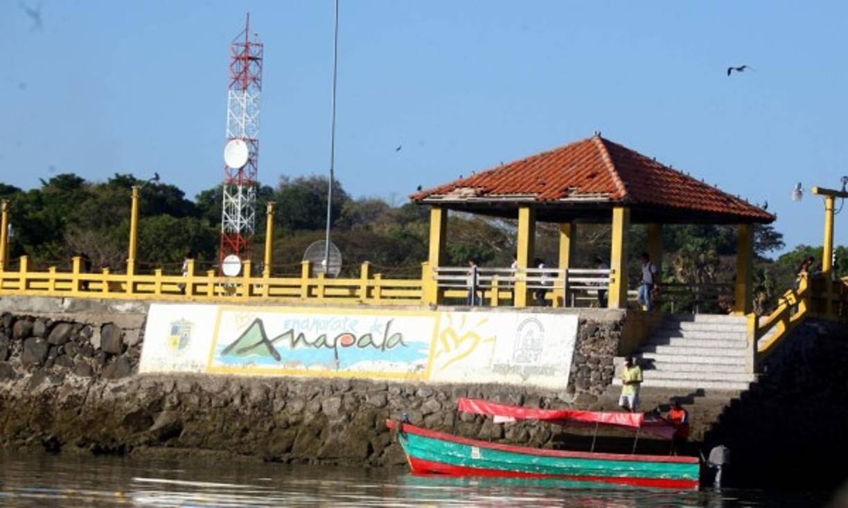 El nombre Amapala deriva del náhuatl y significa 'cerca de los amates', sin embargo hay otra versión que asegura que proviene de los vocablos 'ama' (maíz) y 'palha' (cerro)