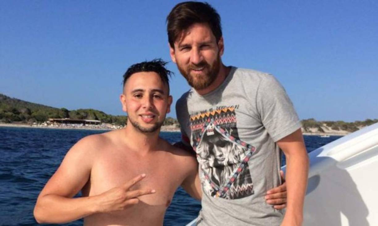 Joven que nadó hasta el yate de Messi cuenta cómo fue recibido. Lionel Messi fue sorprendido el pasado domingo mientras disfrutaba sus vacaciones en Ibiza luego de que un joven de forma inesperada nadó varios minutos hasta llegar al yate en el que se encontraba el crack argentino del FC Barcelona. El chico de nombre Suli nadó un kilómetro en las aguas para llegar hasta el lugar en el que se encontraba el cinco veces ganardor del Balón de Oro y no dudó en recibirle. Hoy el afortunado cuenta el maravilloso trato que le brindó el jugador de la albiceleste tras conseguir tan difícil hazaña en declaraciones que recoge Mundo Deportivo.