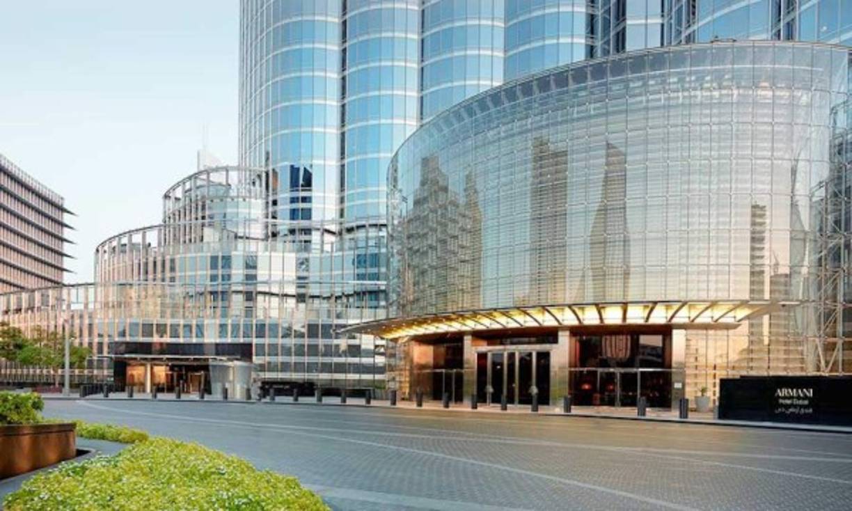 Cristiano Ronaldo decidió alojarse en el Armani Hotel Dubai, un lujoso y exclusivo hotel en donde paga por una noche la cantidad de 25.000 euros.