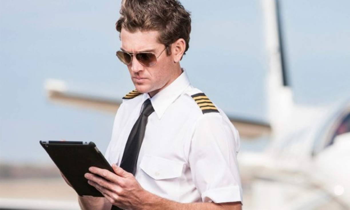 1. Las mujeres se decantan por los pilotos que ocupan el primer lugar en el ránking de las profesiones más atractivas para las féminas.