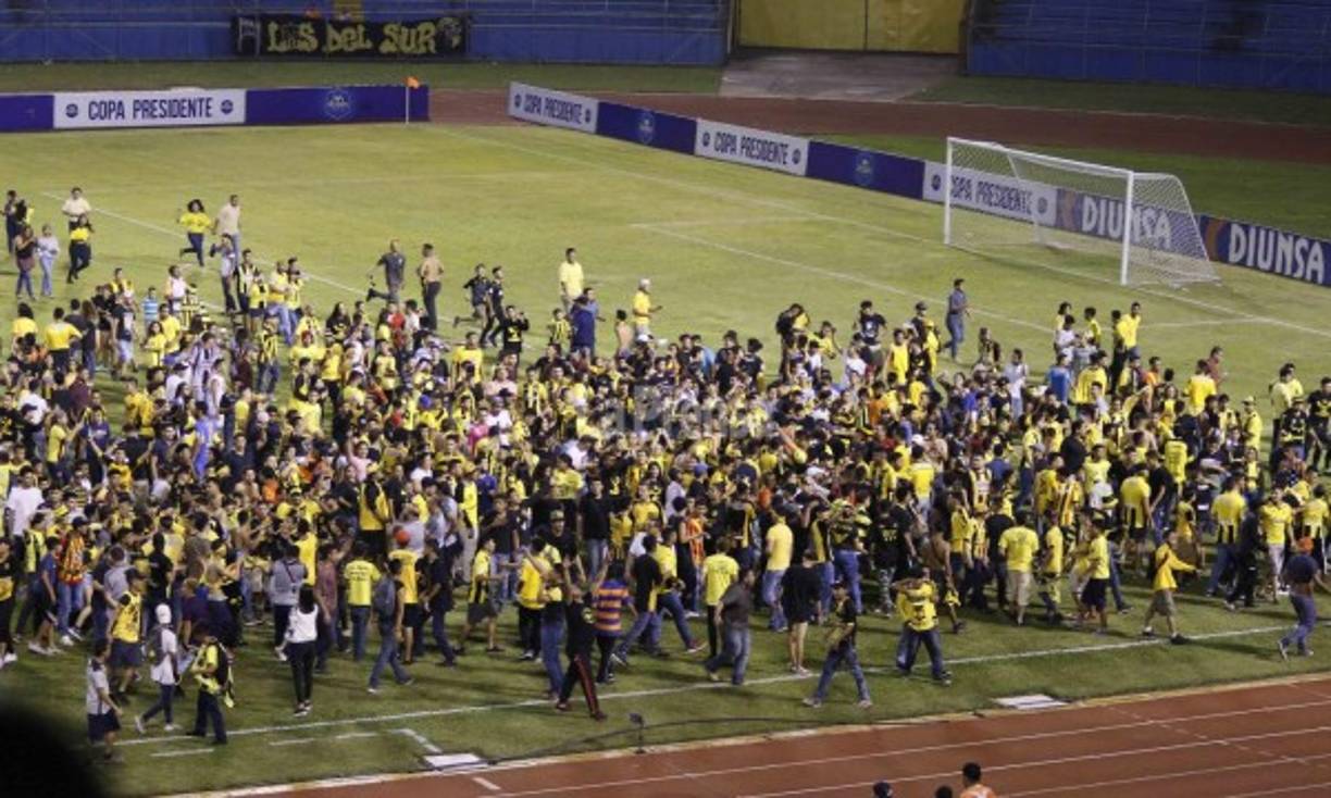 La afición del Real España también ingresó al césped pero al final siguieron apoyando a su club.