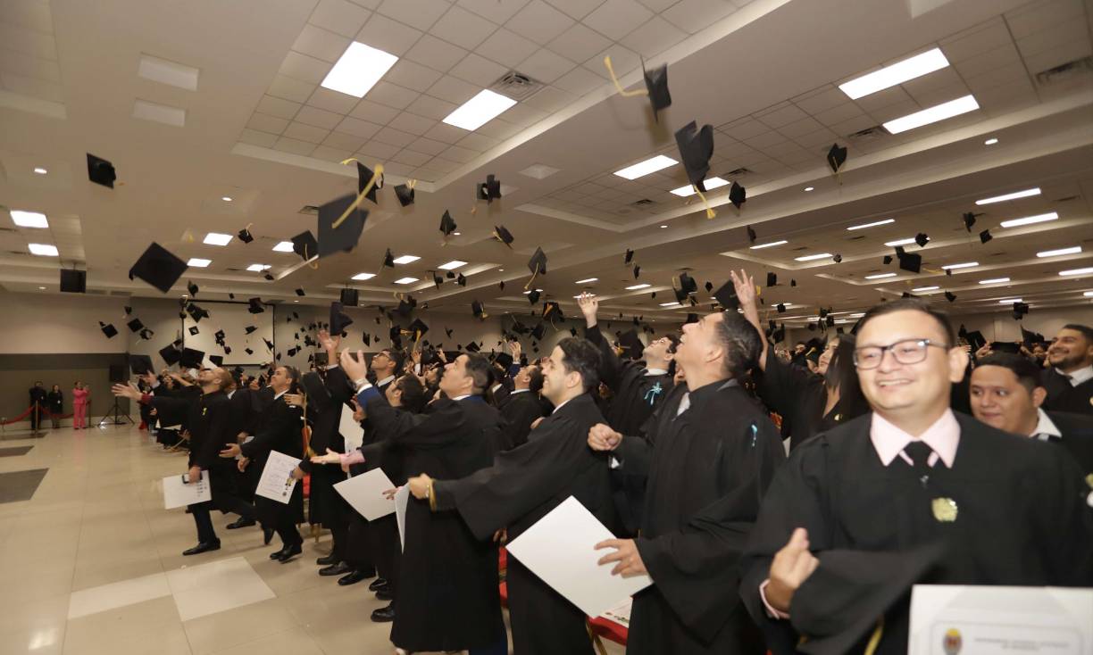 Este viernes, 20 de octubre, la Universidad Nacional Autónoma de Honduras en el Valle de Sula (Unah-vs) realizó su tercera ceremonia de graduación pública del 2023, en la cual entregó a la sociedad hondureña un total de 578 nuevos profesionales.