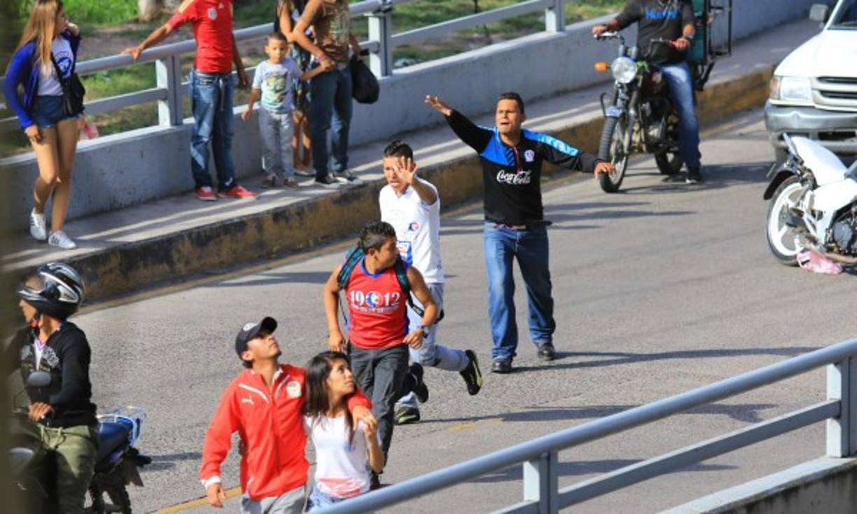 Los aficionados ambos equipo no respetaron ni a la Policía Nacional y se enfrentaron a pedradas en los alrededores del coloso.