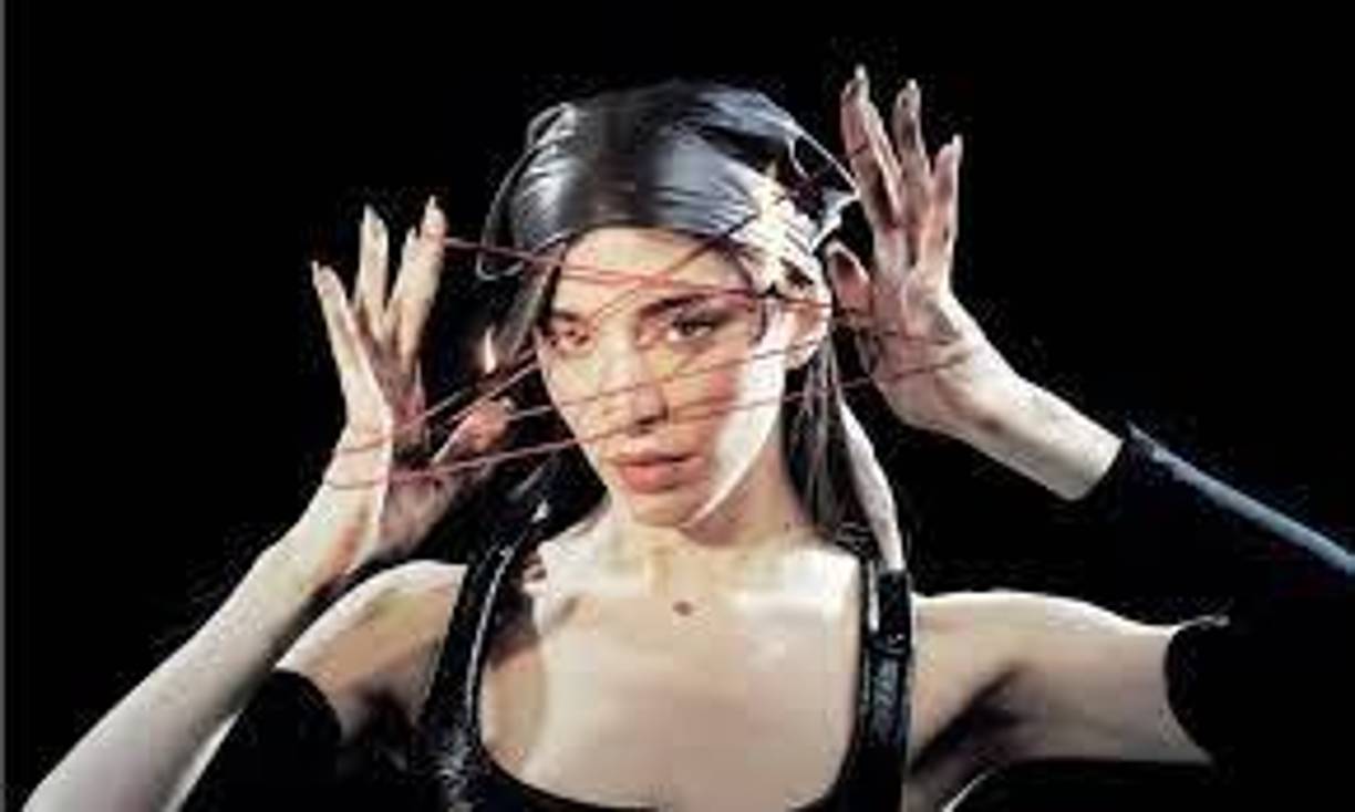 ‘Desire, I Want To Turn Into You’, de Caroline Polachek: A sus 37 años y tras años de colaborar y escribir para figuras de primera línea en la sombra, esta estadounidense por fin explotó como solista con una bomba refrescante de pop alternativo y electrónica a partir de una admiración sincera por múltiples referencias de los 80 y los 90 del siglo pasado, que van de Kate Bush a Madonna, pasando por Björk.