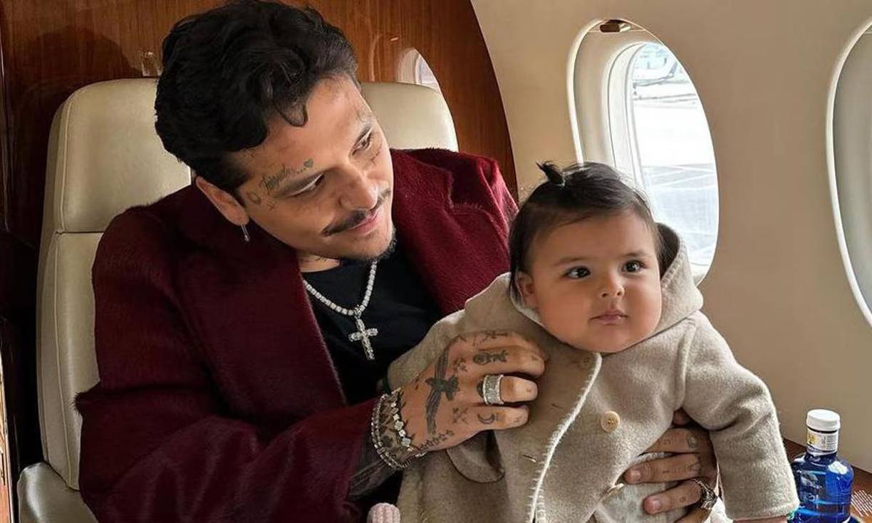 El cantante mexicano, Christian Nodal, ha sido blanco de burlas y críticas desde que anunció su relación con la hija de Pepe Aguilar, Ángela Aguilar, cuando apenas tenía tres semanas de haber confirmado su ruptura amorosa con la rapera Cazzu, madre de su hija Inti.