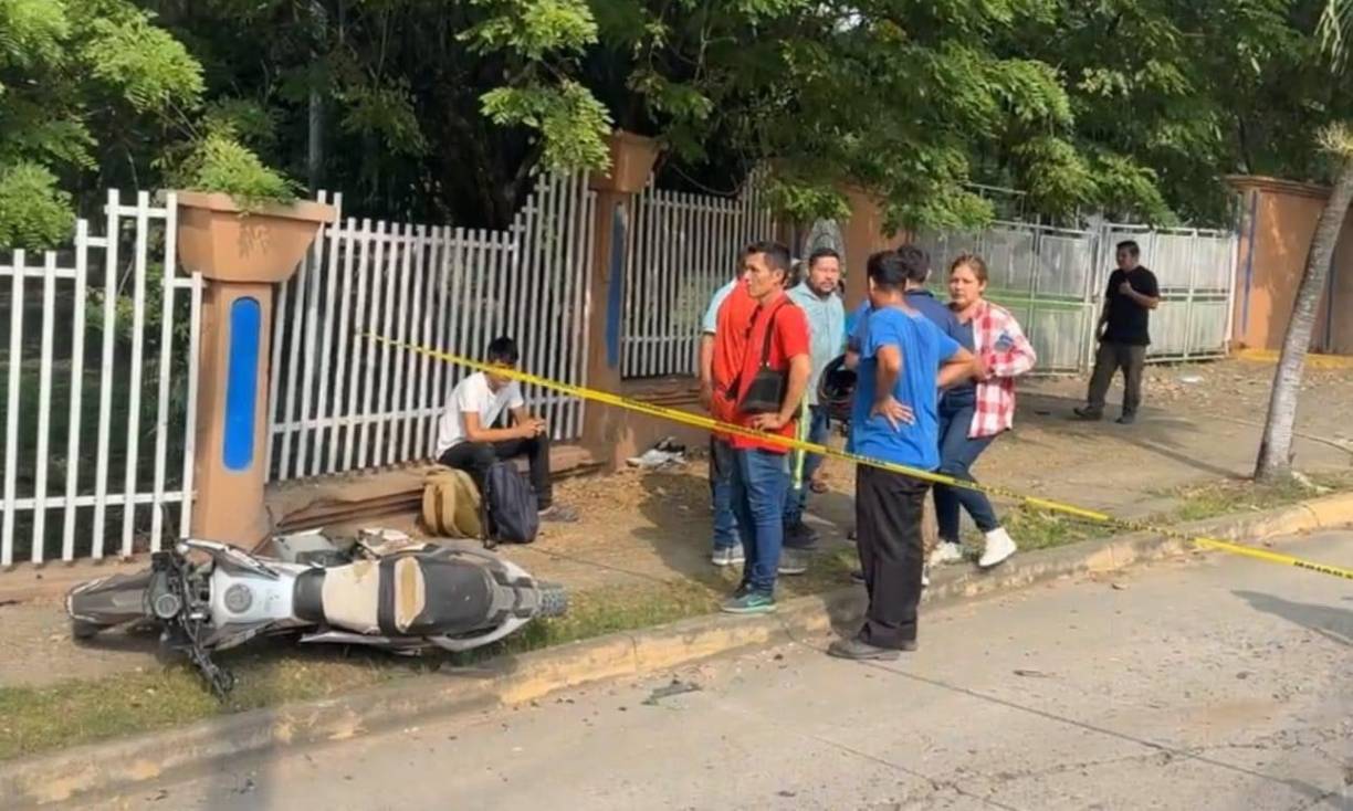 Su madre se hizo presente en la escena y, devastada por la trágica muerte de su hijo, reveló entre lágrimas que Juan apenas tenía un mes de haber comprado la motocicleta. 