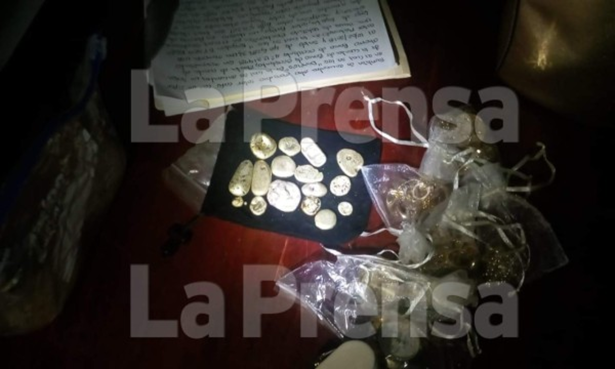 Joyas y oro forman parte de lo decomisado en el allanamiento en la aldea Santa Cruz Minas, cerca de Naco, Cortés. No se ha cuantificado el valor que tienen.