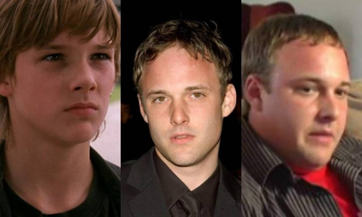 Brad Renfro: Debutó a los 12 años en 'The Client' (1994), papel que le valió el reconocimiento de la crítica, lo mismo que su rol en 'Apt Pupil' (1998). <br/><br/>A los 15 años fue arrestado por posesión de drogas; en el 2000, intentó robar un yate, por<br/>lo que fue sentenciado a dos años de libertad condicional, la cual violó varias veces. <br/><br/>Murió el 15 de enero de 2008 a sus 25 años de una sobredosis de heroína.