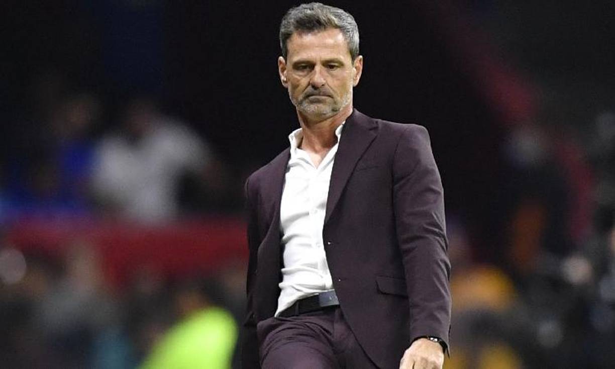 Esto debido a que en su contrato se estableció que en caso de un despido, se le daría la cantidad total del mismo. La inclusión de esta cláusula fue acordada por su agente.