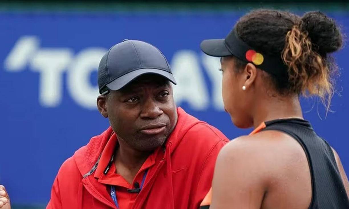 “Quiero que te des cuenta de lo disgustada y decepcionada que estoy de ti, tanto como padre y ser humano. Llevas mucho tiempo abusando de mí, desde que era joven y sigues abusando de mi madre emocionalmente; además de invadir nuestra intimidad. Lo hago público, porque eres un cobarde que se ampara en su fortaleza física para golpearme”, comenzó señalando Naomi respecto a su papá en un mensaje impactante.