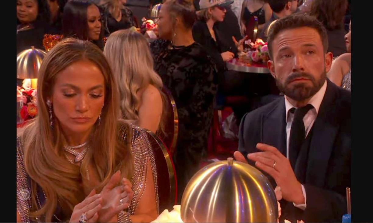 Sin embargo, el protagonista de “Batman” se volvió tendencia en redes sociales por sus particulares gestos, pues parecía que el actor estaba aburrido durante la ceremonia. 