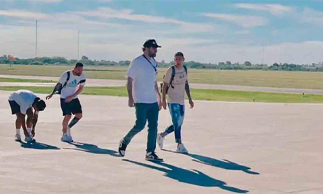 Los dos campeones del mundo de Rosario ya pisando suelo de su ciudad natal.