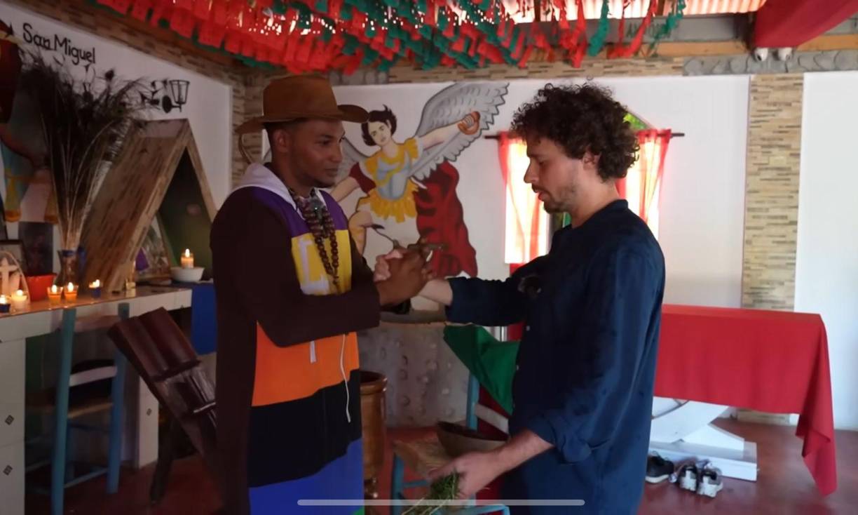 ”San Juan de la Maguana, sur de República Dominicana, es un sitio que cree ampliamente en la brujería y santería, una enorme población son fieles creyentes de estas creencias”, arranca Luisito en el video. 
