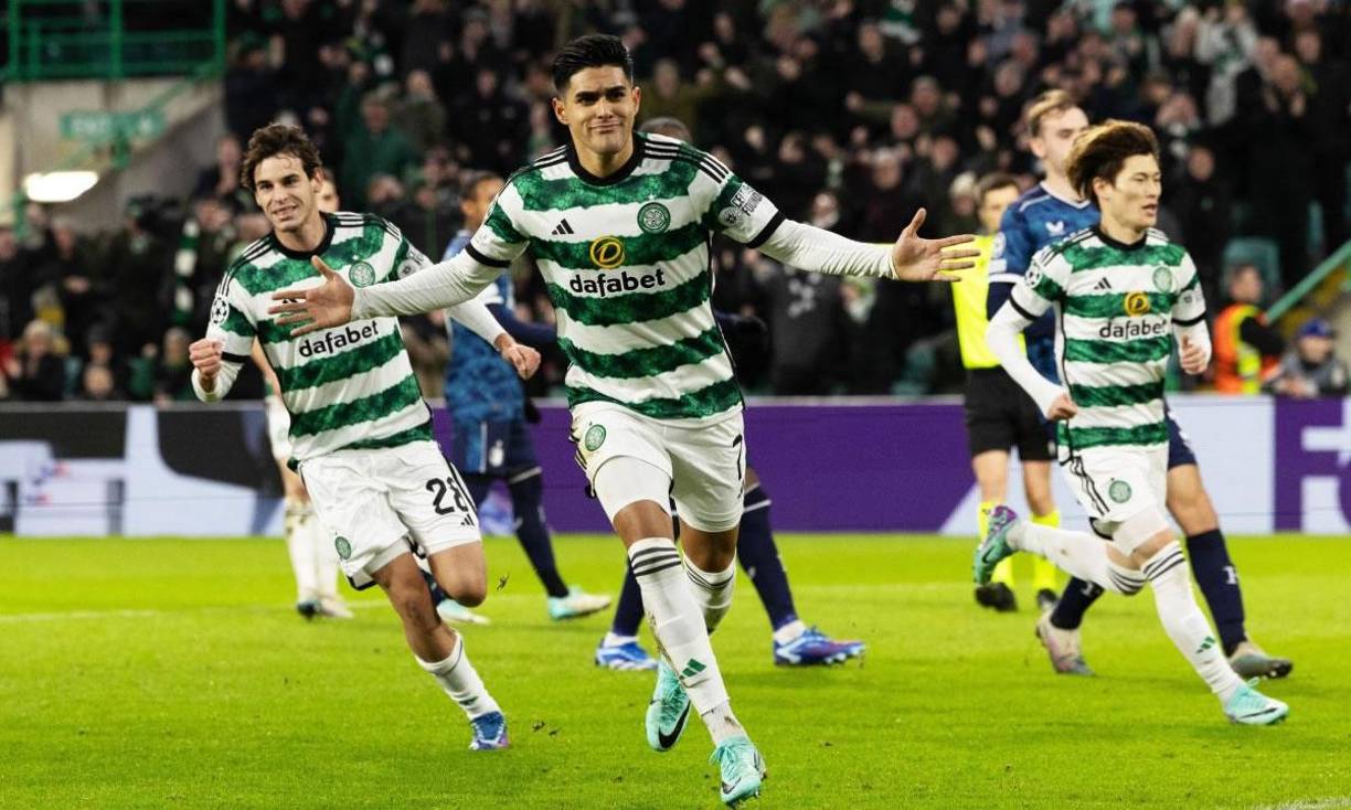 La celebración de Luis Palma tras su gol, con una sonrisa en su rostro.