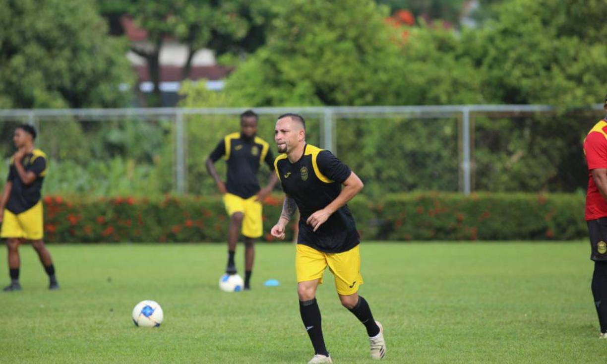 El mediocampista Ilce Barahona ha dejado de ser parte de la plantilla del Real España, club en el cual no rindió lo esperado y termina saliendo otra vez a préstamo. El porteño buscaba rescindir con la institución lo que quedaba de contrato pero no pudo. Ante la negativa de la directiva de rescindirle el convenio al volante, han decidido prestarlo al Honduras Progreso por una temporada.