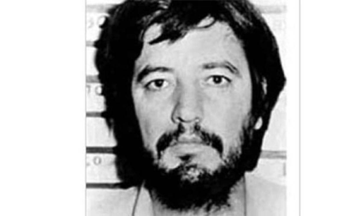 Amado Carrillo Fuentes, 'El Señor de los Cielos' : Tenía su propia flota de aviones para transportar la droga. De ahí su apodo. Era el líder del cártel de Juárez. Murió a los 41 años en 1997 después de una cirugía plástica para cambiar de imagen en un hospital privado de Ciudad de México. Lo operaron tres cirujanos de su confianza, pero en el postoperatorio tuvo supuestamente una reacción a un sedante y murió de un infarto. Cuatro meses después los médicos que lo intervinieron aparecieron muertos, con huellas de tortura, en barriles metálicos llenos de cemento.