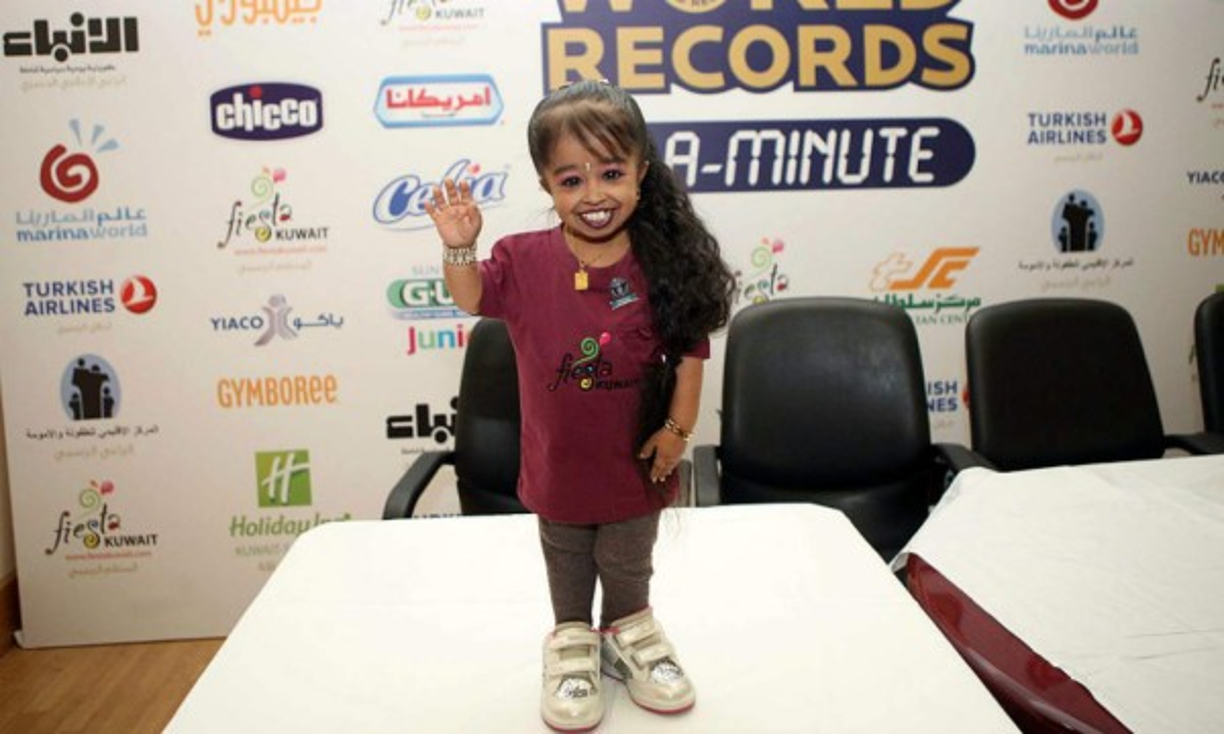 Desde 2011 hasta 2016, Jyoti Amge se mantiene como la mujer más pequeña del mundo.