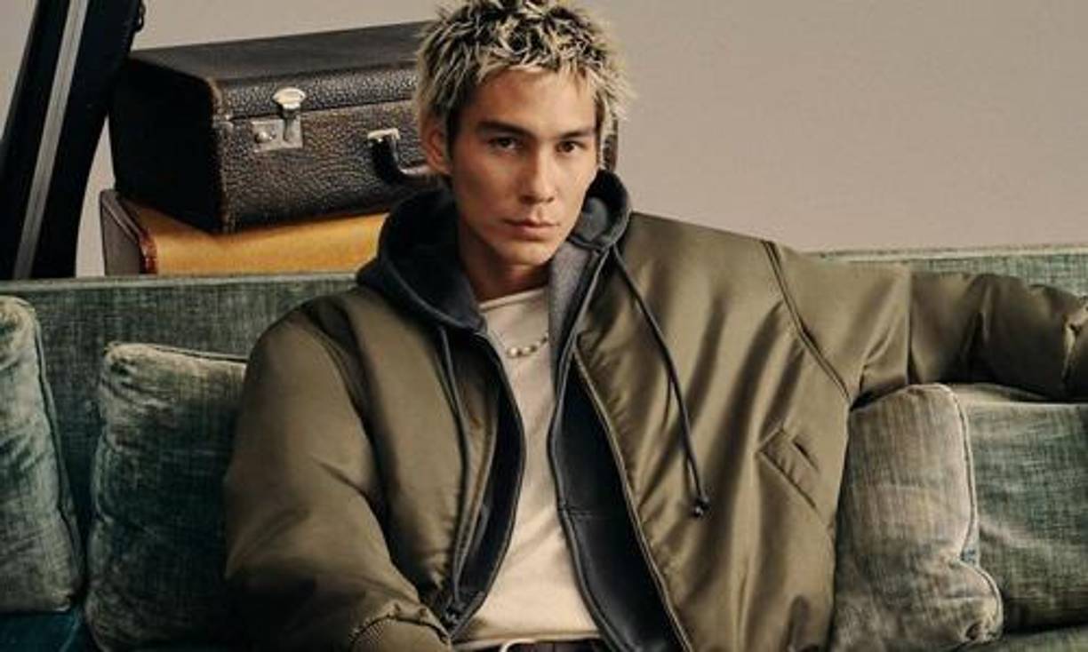 Evan Mock nació el 8 de abril de 1997 en Waimea Bay, Oahu, Hawái. Desde pequeño, estuvo inmerso en el mundo del surf y el skateboarding, influenciado por su padre, un fabricante de quillas para tablas de surf, y su madre, de ascendencia filipina. Su amor por estos deportes lo llevó a pasar la mayor parte de su infancia en la playa y en parques de skate locales.