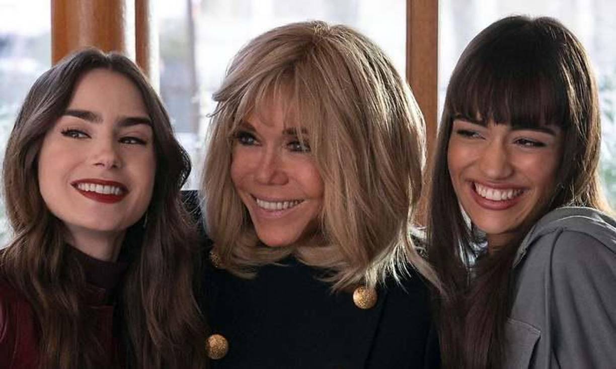 La esposa de Macron, Brigitte , una ex maestra de 71 años, tiene una aparición especial en la cuarta temporada del programa, en la que, durante un encuentro casual en un restaurante, dice que sigue a Emily en Instagram. Los miembros del elenco dijeron que Brigitte Macron estaba “tan dispuesta” a aparecer y que se le permitió improvisar y usar su propia ropa.