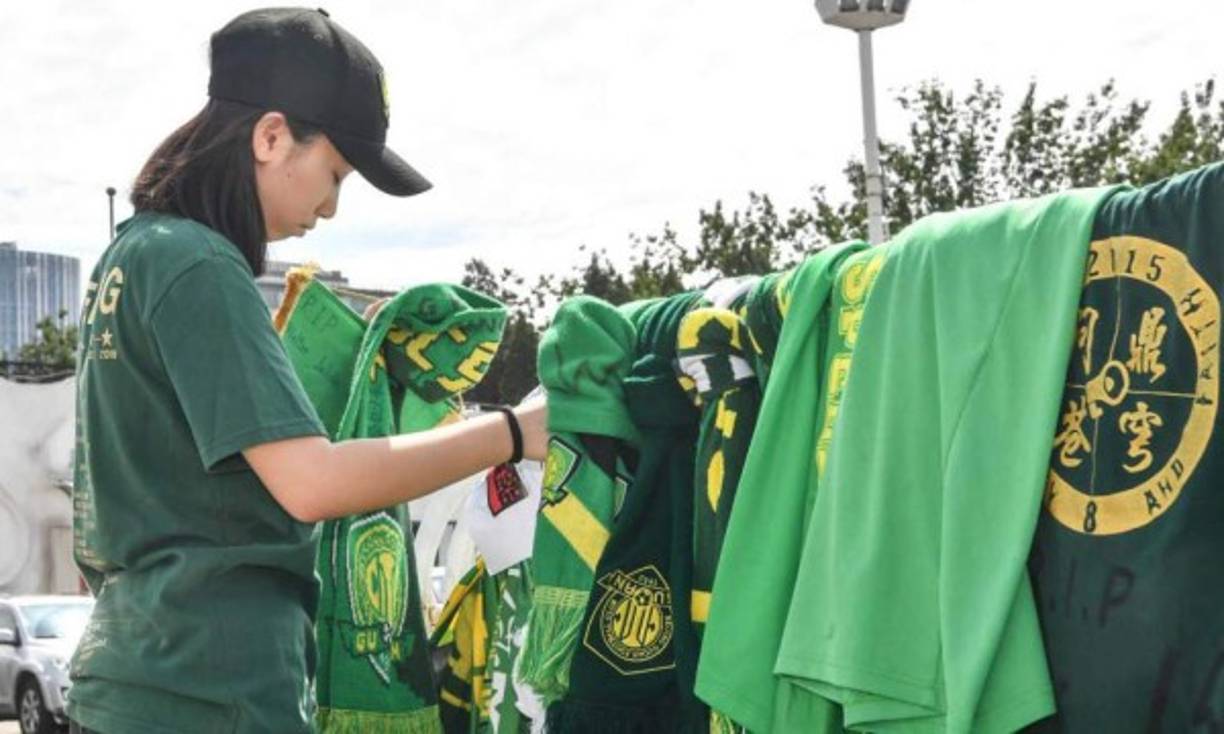 Una de las aficonadas del club chino llora frente al homenaje que le han hecho a Walter Martínez.