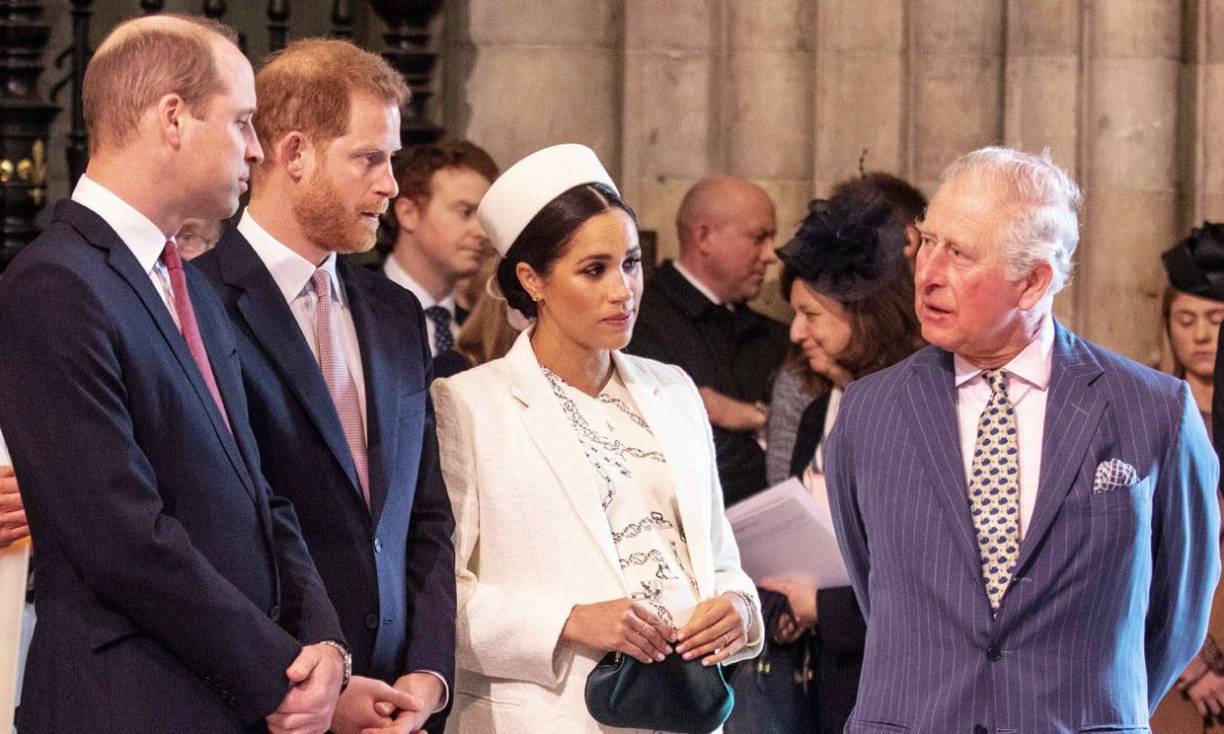 De acuerdo con la prensa británica, que ha obtenido copias del volumen, el entonces príncipe de Gales se mostró reacio a apoyar económicamente a los duques de Sussex e incluso a los de Cambridge, William -ahora primero en la línea de sucesión- y a Kate.