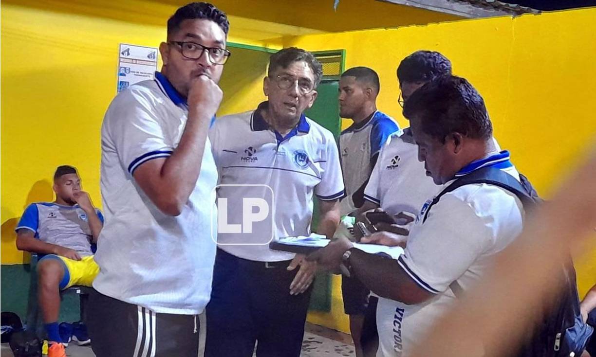 El entrenador hondureño Salomón Nazar preparándose para su debut en el banquillo del Victoria contra el Honduras Progreso en el estadio Humberto Micheletti.