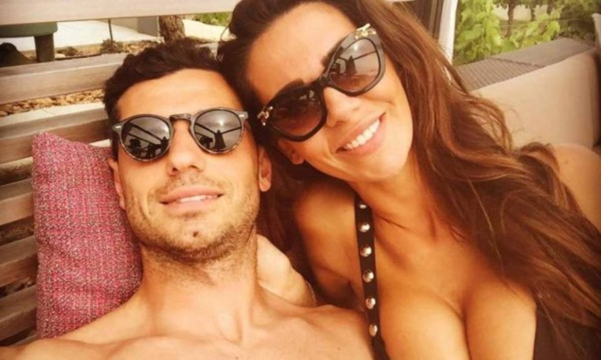 El futbolista suizo Blerim Dzemaili, dio a conocer a través de su abogado, que la relación con su pareja ya se había deteriorado desde hace un tiempo, por lo que pidió a la fémina que deje de usar su apellido, acrecentándose aún más el problema entre ellos.