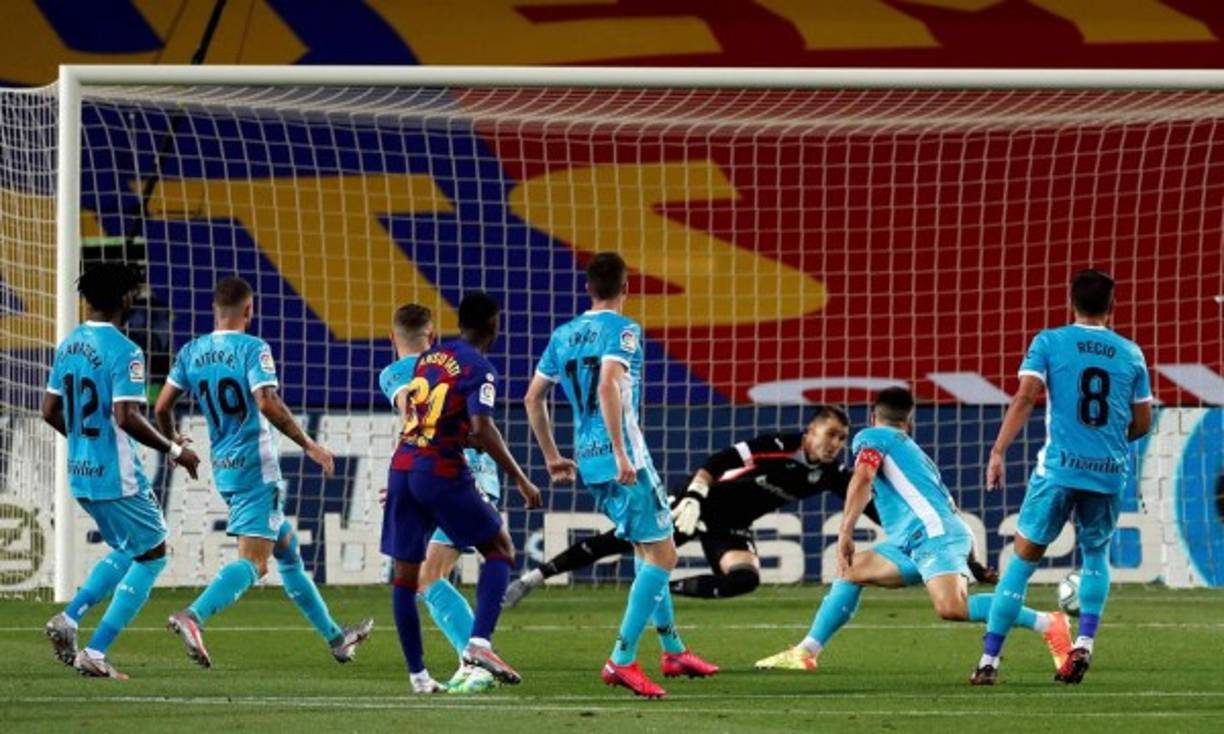 Ansu Fati abrió el marcador para el Barcelona con este disparo de derecha.