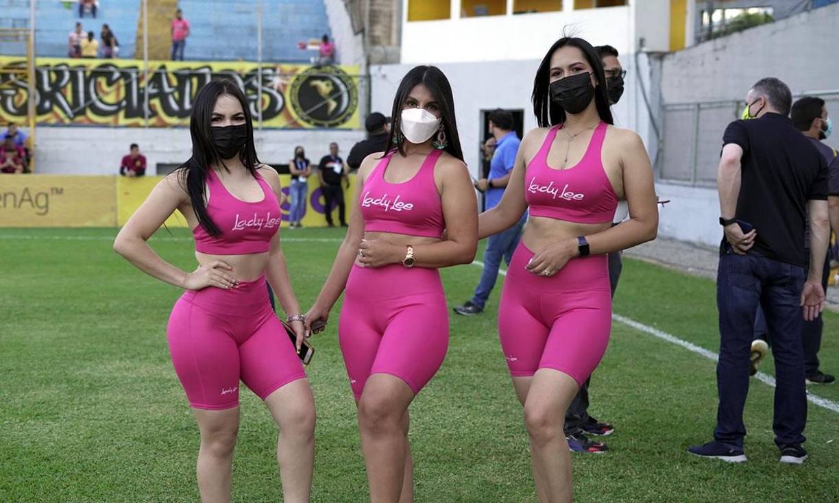 Estas sexys edecanes robaron muchas miradas con su atrevido look.