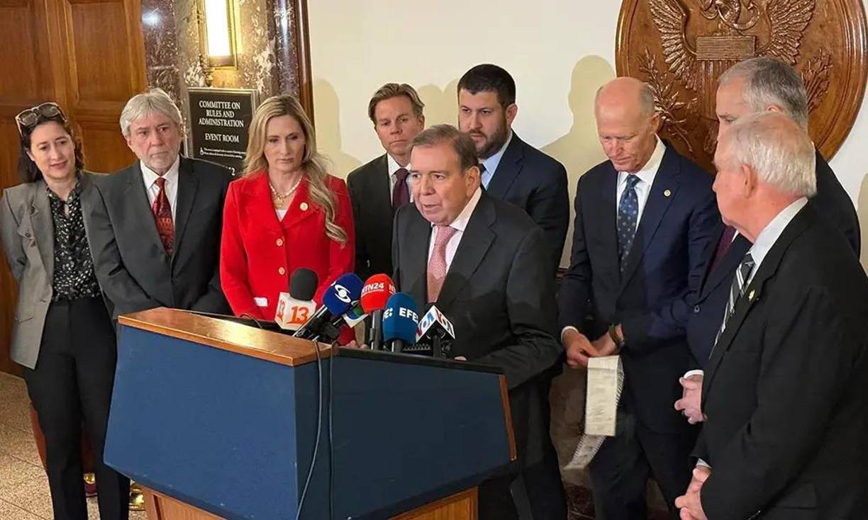 La oposición mayoritaria de Venezuela, agrupada en la Plataforma Unitaria Democrática (PUD), ha insistido en que su líder, Edmundo González Urrutia, fue el ganador de los comicios, y exhibe como evidencia el “85 % de las actas electorales” que fueron publicadas en una página web para su consulta, documentos que el chavismo califica de “falsos”.