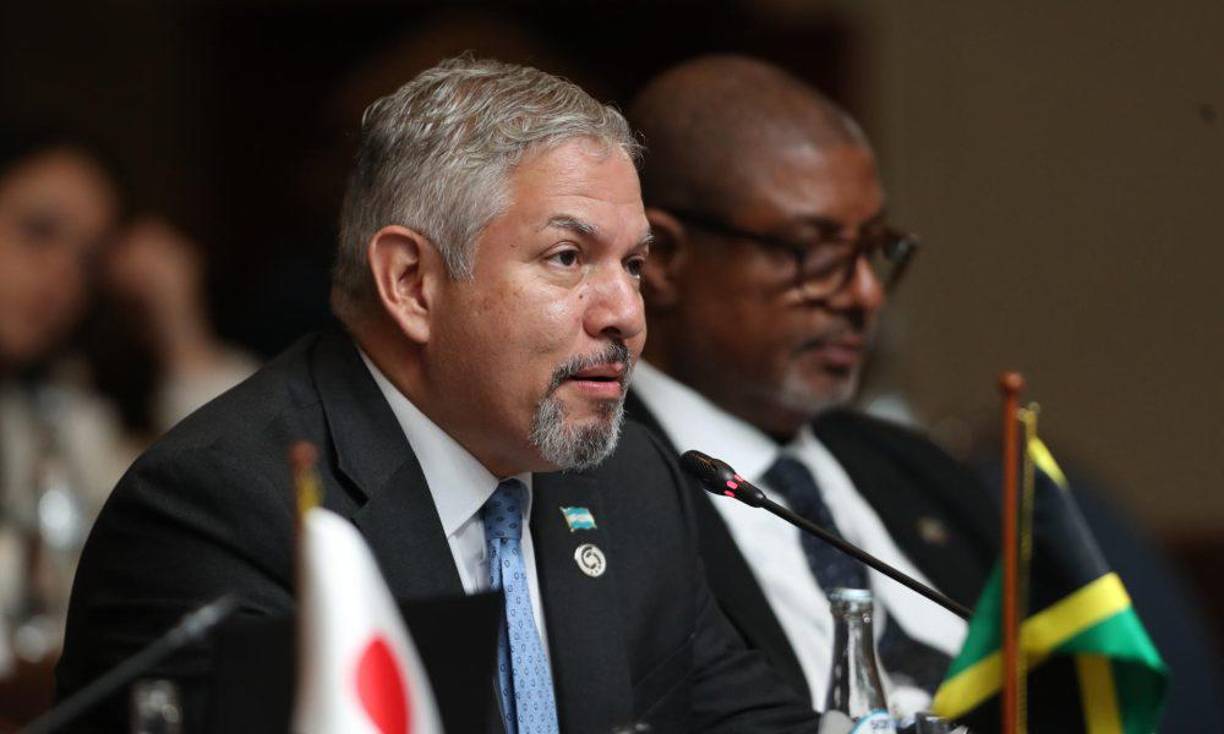 La polémica surgió luego de que circularan en redes sociales fotografías del 22 de octubre que, según los rumores, mostraban al canciller y su familia en un avión de la <b>Fuerza Aérea de Honduras (FAH)</b> en dicho municipio.